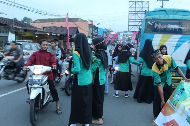 “Pesta Kelulusan” dg  Takjil On The Road ala Pelajar NU Masuka Bawang