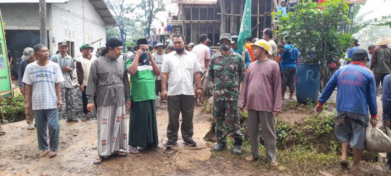Guna Mempercepat Berdirinya Gedung NU Ranting Botolambat, Warga NU Galakkan Kegiatan Gotong Royong