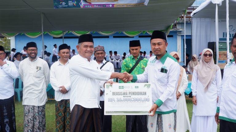 Momentum Hari Santri, LAZISNU MWCNU Bawang Salurkan Beasiswa Pendidikan Rp16 Juta untuk Lembaga Ma’arif NU