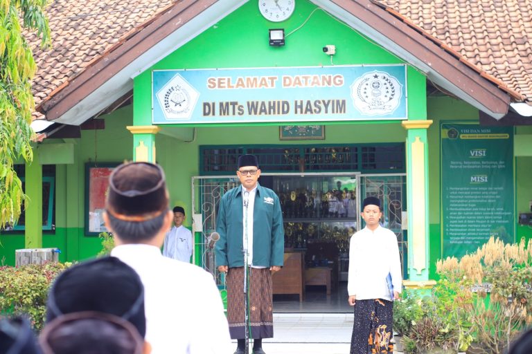 Peringati Hari Santri, 800 Peserta Didik Yayasan Wahid Hasyim Warungasem Ikuti Upacara: Kiai Kuwat, “Santri Sejati Tak Dilihat dari Sarung dan Peci”