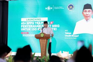 Ketua Umum PBNU, KH Yahya Cholil Staquf saaat meluncurkan 69 SPPG, Selasa (30/12/2025) di Pondok Pesantren Al Hasani Sikebo, Limpung, Kabupaten Batang, Jawa Tengah. (Foto: LTN PCNU Batang)