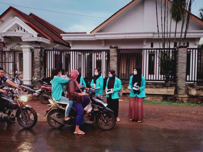 Siswa SMK Al-Sya’iriyah Limpung berbagi 1000 Takjil, Masker dan Produk SMK