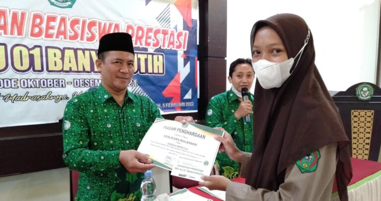 53 Siswa & Siswi MA NU 01 Banyuputih Terima Beasiswa Prestasi dari Kepala Madrasah