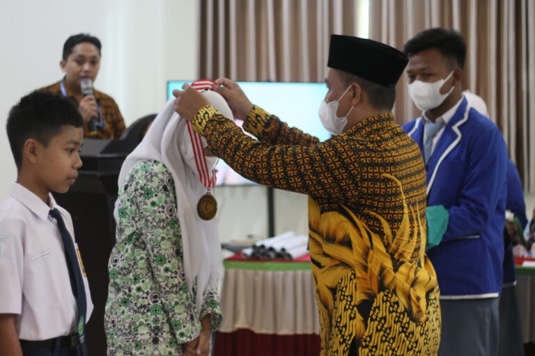 Apresiasi Pemenang OASIS & REPORT, MANU 01 Banyuputih Berikan Uang, Sertifikat dan Medali