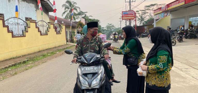 Semarakan Bulan Ramadhan, Pelajar NU Desa Kluwih Bagi-Bagi Takjil