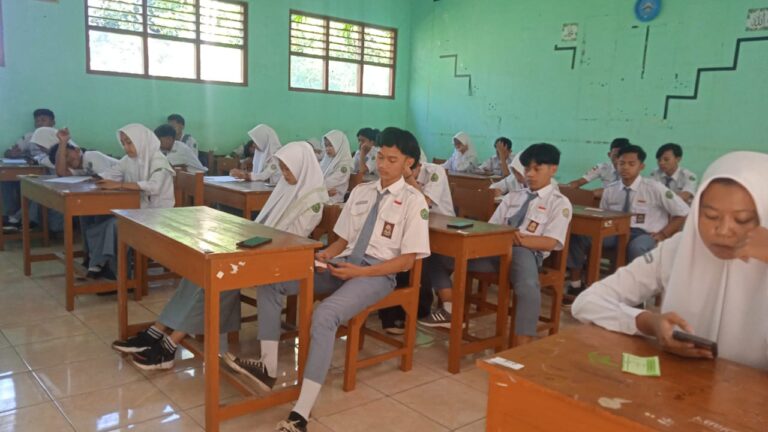 Pakai Kertas dan Smartphone, Ratusan Siswa MA NU 01 Banyuputih Hadapi Penilaian