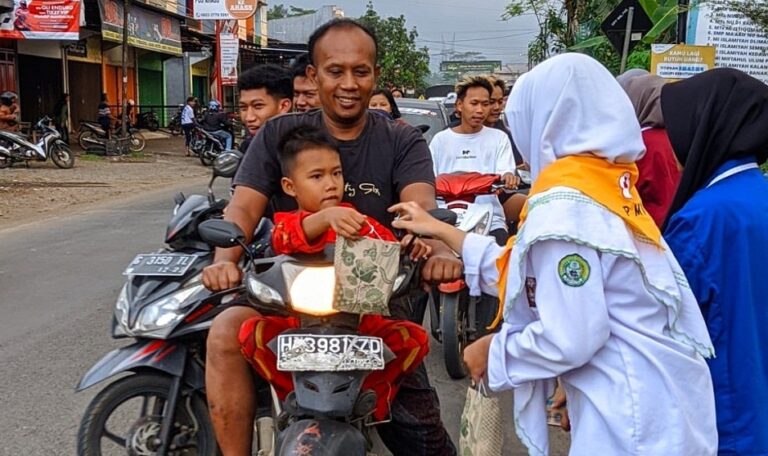 Jelang Buka Puasa, MA NU 01 Banyuputih Bagikan 100 Takjil