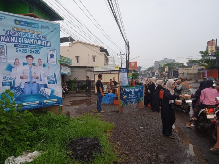 Berbagi di Bulan Suci, Ratusan Takjil Dibagikan Aktivis MA NU 01 Banyuputih