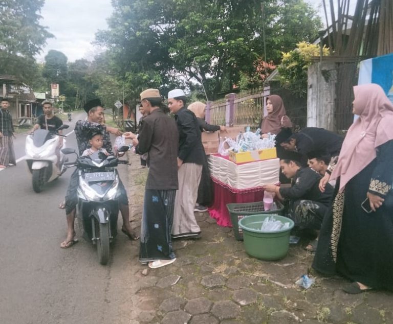 Aksi Ramadhan, Siswa SMK Al Sya’iriyah Limpung Bagikan Ratusan Takjil Gratis